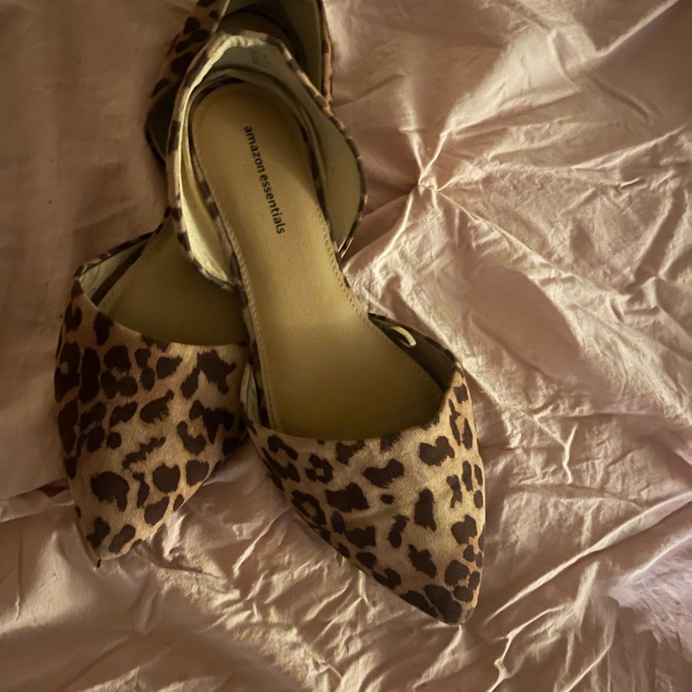 Amazon Essentials Women's Leopard Flats